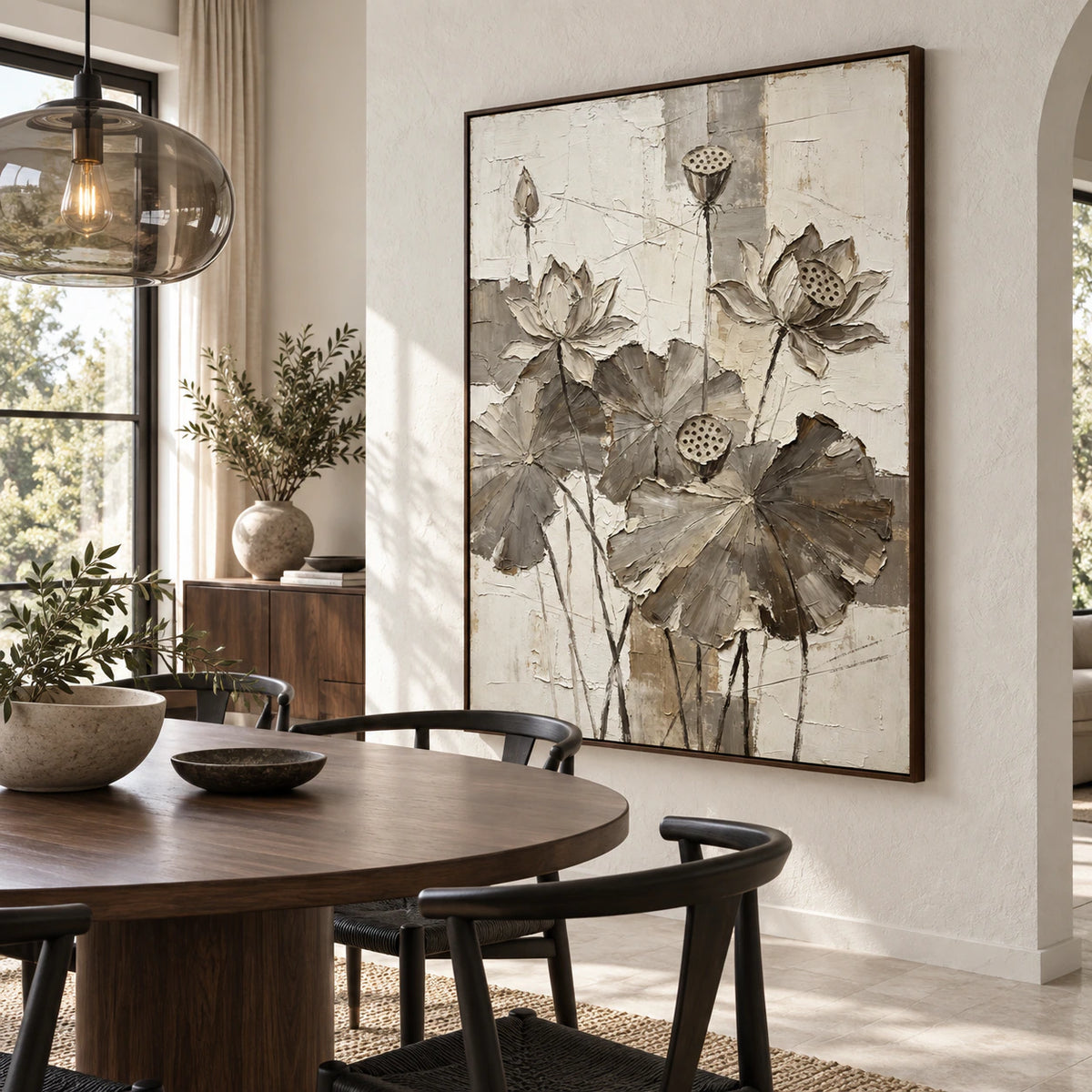 Lotus-Relief in a refined daylight-filled dining room.