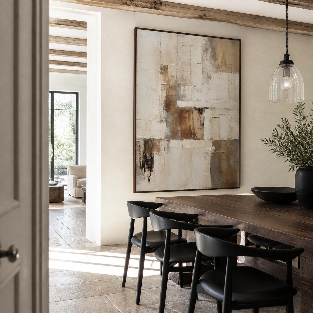 Plaster-Interval as a focal point in a refined daylight dining room.