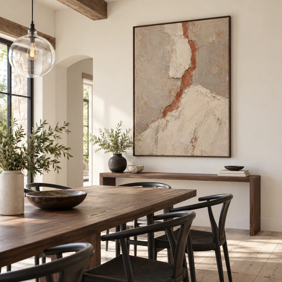 Terracotta-Fissure as the focal point of a refined daylight dining room.